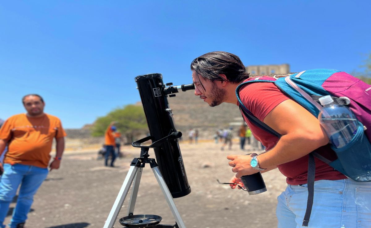Visitan queretanos la zona arqueológica El Cerrito para ver el eclipse solar